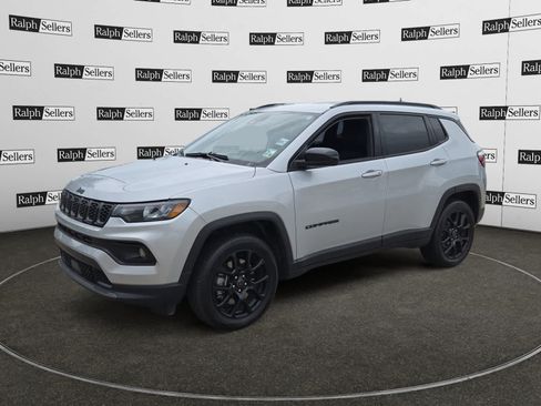 Used 2025 Jeep Compass Latitude w/ Altitude Special Edition AWD/4WD image 2