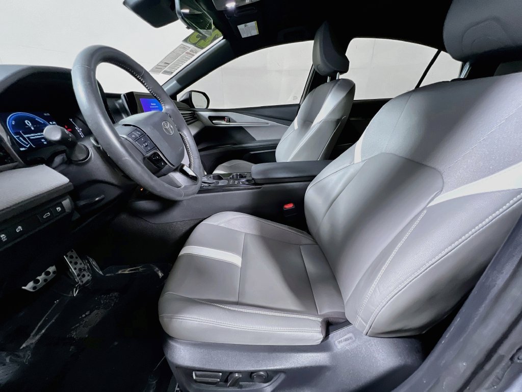 Used 2025 Toyota Camry SE FWD image 12