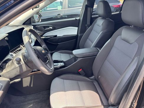 Used 2025 Chevrolet Trax LT FWD image 25