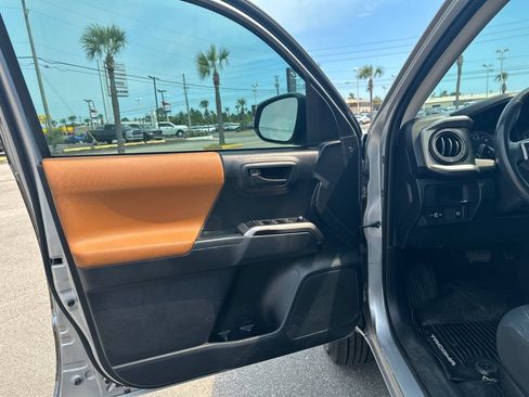 Used 2018 Toyota Tacoma SR5 RWD image 9