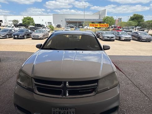 Used 2012 Dodge Avenger SXT FWD image 1