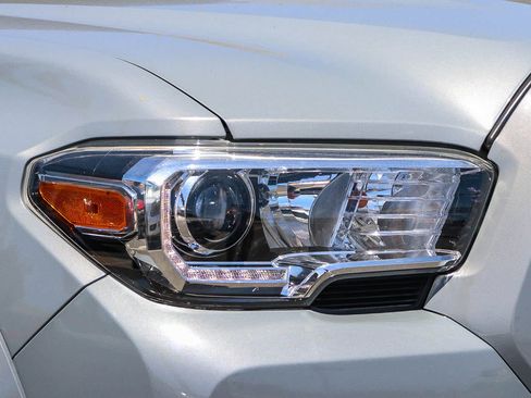 Used 2018 Toyota Tacoma TRD Sport w/ Technology Package RWD image 17