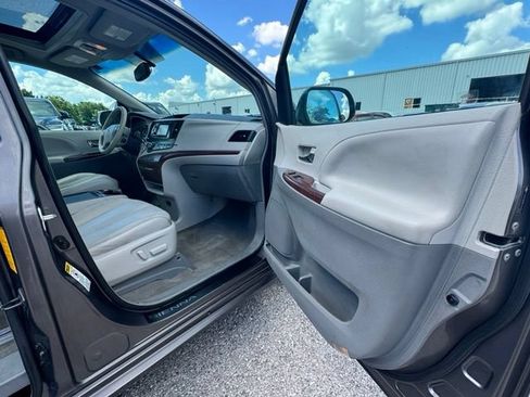 Used 2014 Toyota Sienna XLE FWD image 11