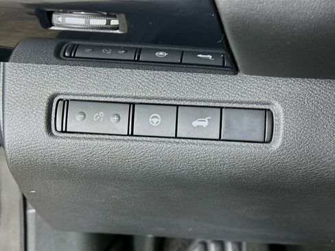 Used 2025 Nissan Pathfinder SV image 17