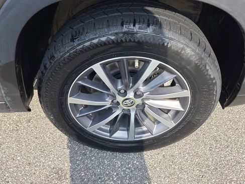 Used 2019 Toyota Highlander XLE FWD image 16