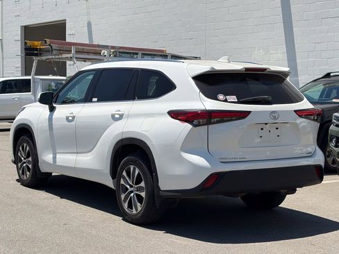 Used 2021 Toyota Highlander XLE AWD/4WD image 4