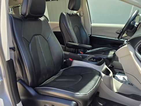 Used 2018 Chrysler Pacifica Limited FWD image 23