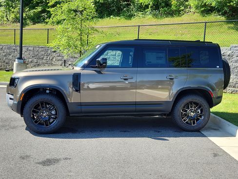 New 2025 Land Rover Defender 110 S image 6