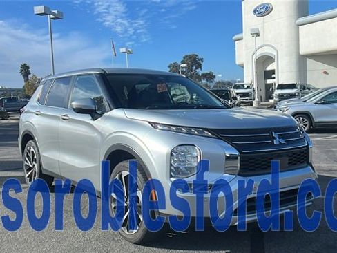 Used 2024 Mitsubishi Outlander SE image 1