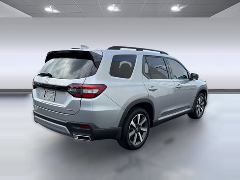 Used 2025 Honda Pilot Touring image 9