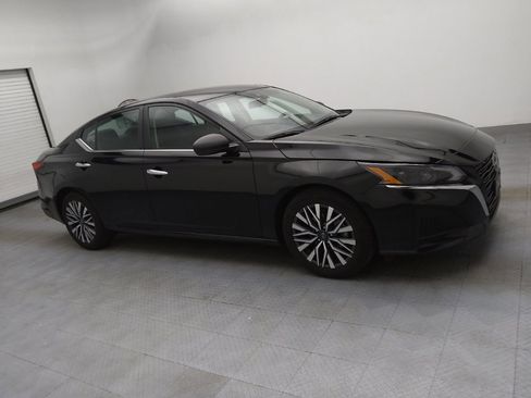 Used 2024 Nissan Altima 2.5 SV image 11