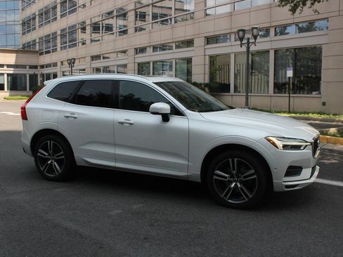 Used 2019 Volvo XC60 T5 Momentum w/ Multimedia Package AWD/4WD image 2