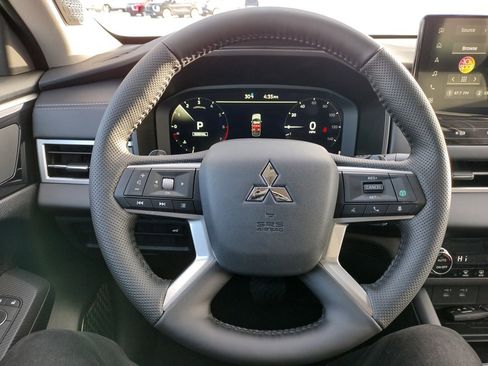 New 2026 Mitsubishi Outlander SE image 7