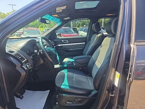 Used 2017 Ford Explorer XLT w/ Equipment Group 202A AWD/4WD image 9