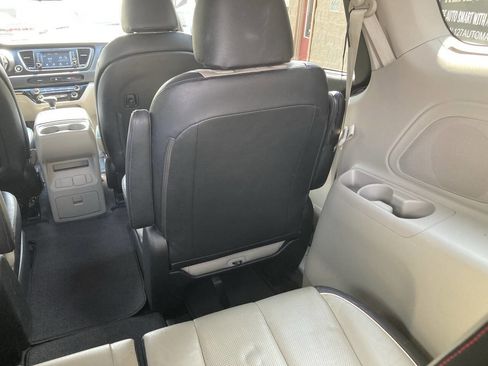 Used 2019 Kia Sedona EX image 46