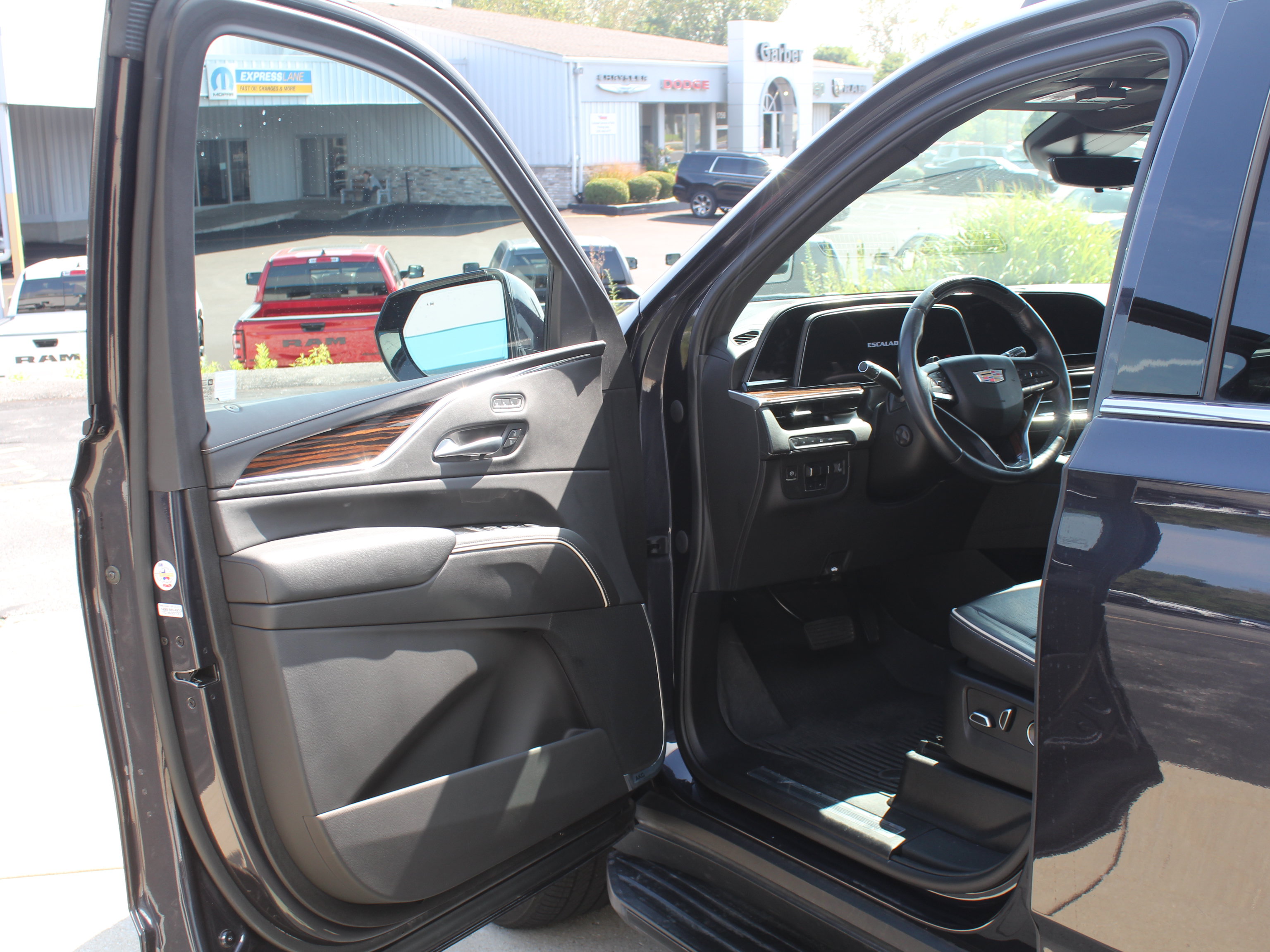 Used 2023 Cadillac Escalade Premium Luxury w/ Performance Package AWD/4WD image 14