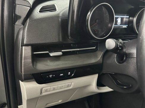 Used 2022 Kia Carnival EX image 14