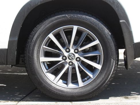 Certified 2019 Toyota Highlander XLE AWD/4WD image 40