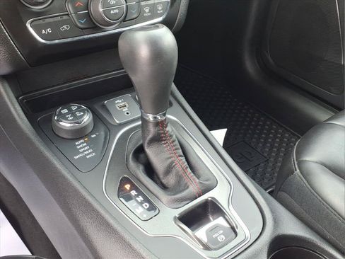 Used 2019 Jeep Cherokee Trailhawk w/ Cold Weather Group AWD/4WD image 9