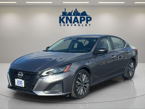 Used 2024 Nissan Altima 2.5 SV FWD image 1
