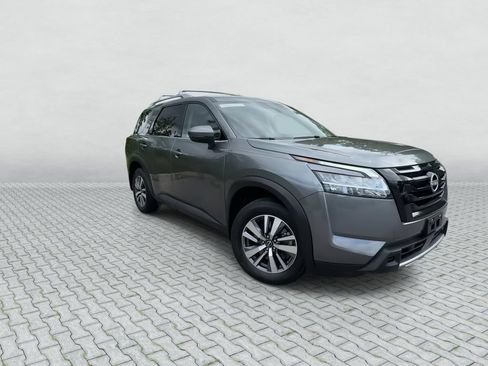 Used 2023 Nissan Pathfinder SL w/ Black Appearance Package AWD/4WD image 2