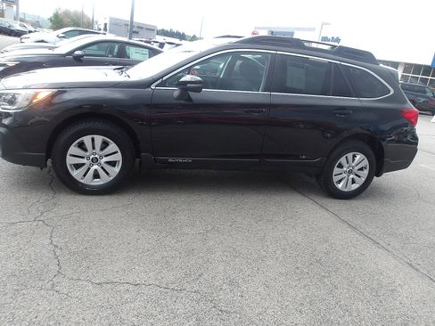 Used 2018 Subaru Outback 2.5i Premium AWD/4WD image 4