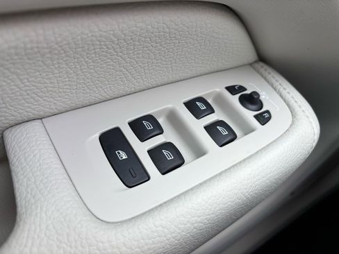 Used 2018 Volvo XC60 T5 Momentum w/ Vision Package image 27