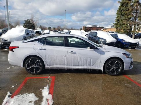 Certified 2025 Nissan Altima 2.5 SR w/ SR Premium Package image 9