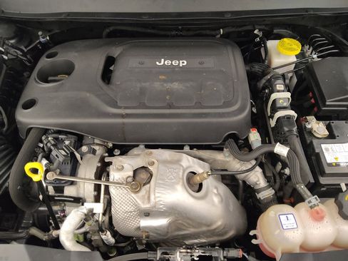 Used 2019 Jeep Cherokee Trailhawk w/ Cold Weather Group AWD/4WD image 30