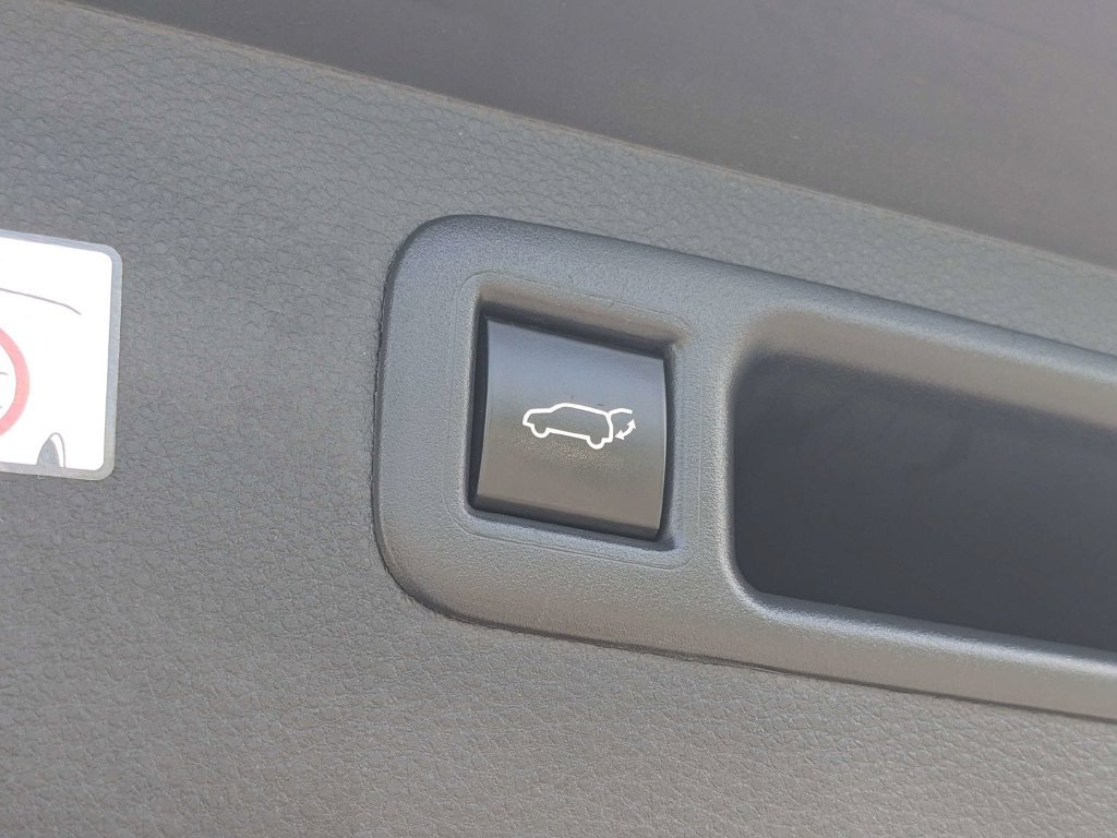Used 2025 Toyota Highlander LE FWD image 8