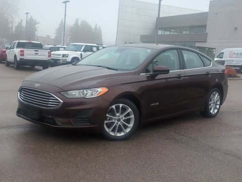 Used 2019 Ford Fusion SE image 1