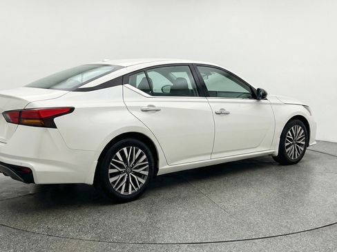 Used 2025 Nissan Altima 2.5 SV image 9