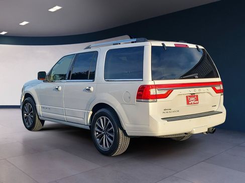 Used 2016 Lincoln Navigator Select RWD image 3