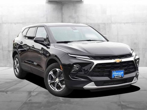 Used 2025 Chevrolet Blazer LT AWD/4WD image 2