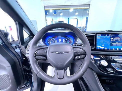 Used 2025 Chrysler Pacifica Limited FWD image 15
