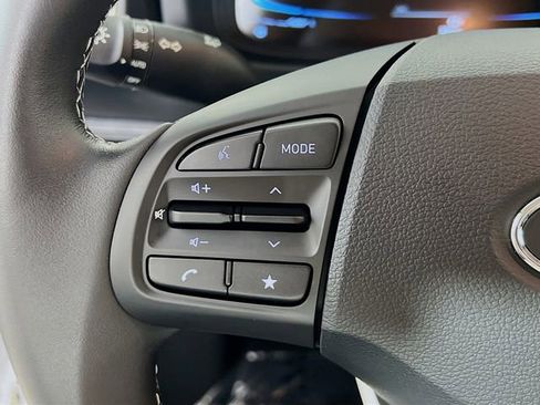 Used 2025 Hyundai Venue SEL image 13