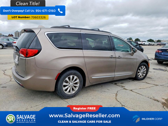 Used 2017 Chrysler Pacifica Touring-L FWD image 4