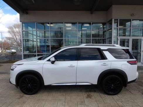 Certified 2025 Nissan Pathfinder Platinum w/ Cargo Package image 4