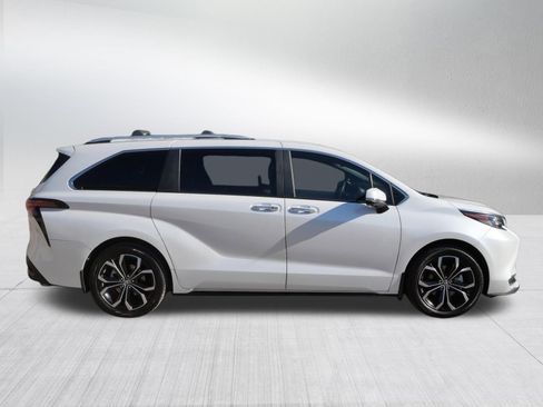 Certified 2025 Toyota Sienna Platinum FWD image 9
