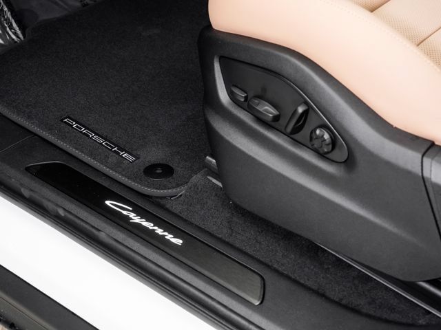 Certified 2026 Porsche Cayenne AWD/4WD image 12