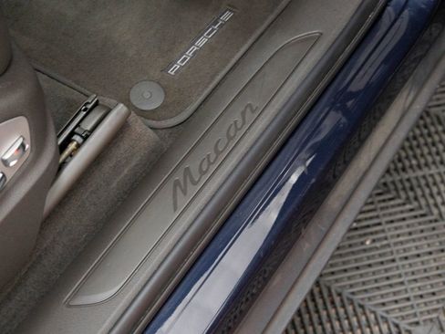 Certified 2023 Porsche Macan Base image 34