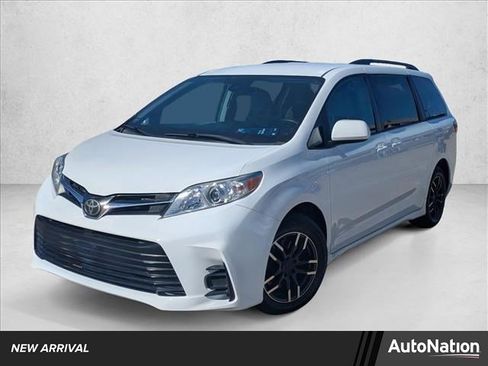 Used 2018 Toyota Sienna LE image 1