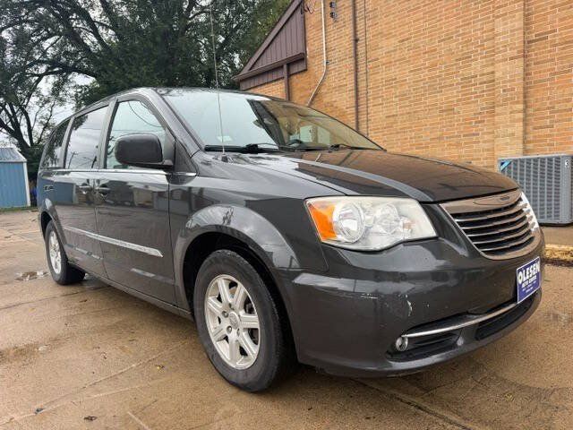 Used 2012 Chrysler Town & Country Touring w/ Entertainment Group #1 FWD image 2