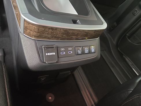 Used 2026 Toyota Sienna Platinum AWD/4WD image 36