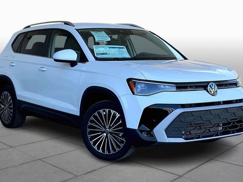 New 2026 Volkswagen Taos SE image 2