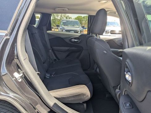 Used 2016 Jeep Cherokee Latitude w/ Comfort & Sound Group FWD image 24