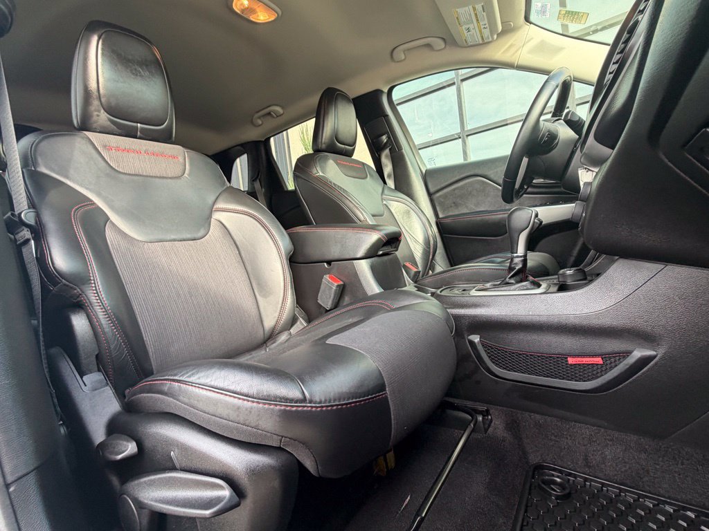 Used 2017 Jeep Cherokee Trailhawk AWD/4WD image 17