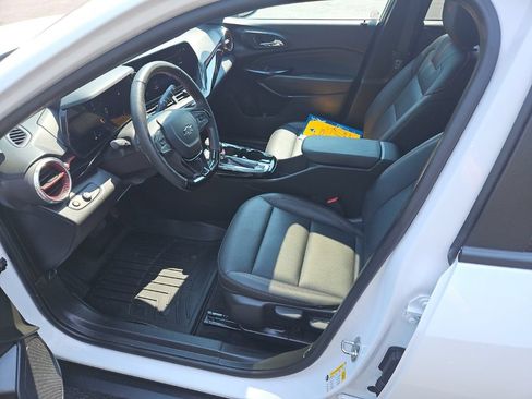 Used 2024 Chevrolet Trax RS w/ Sunroof Package FWD image 15