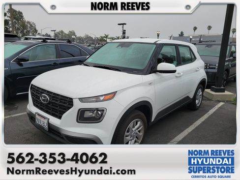 Used 2025 Hyundai Venue SE image 1