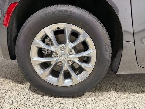 Used 2023 Chrysler Pacifica Touring-L image 34